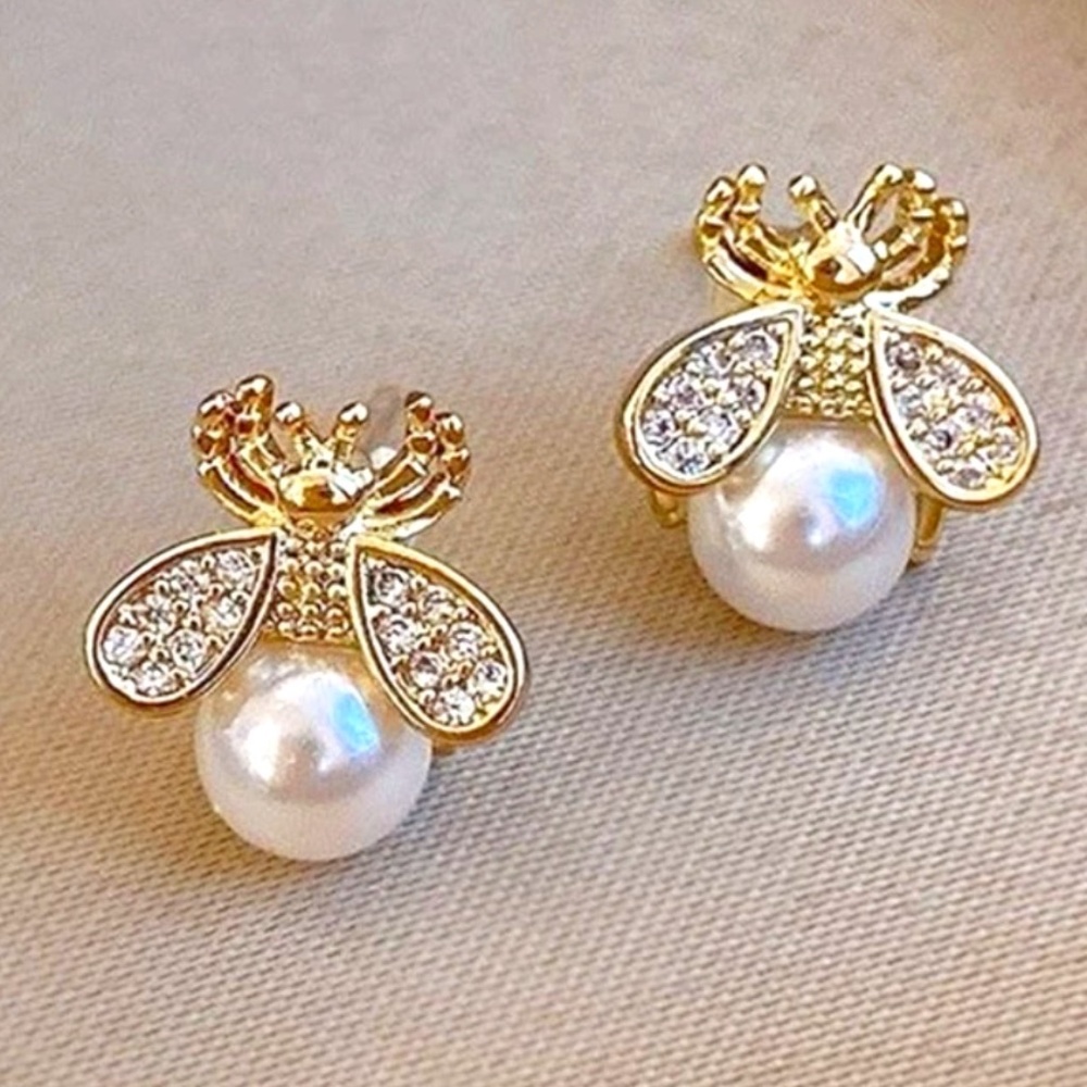 🐝Adorable Little Bee Earrings 🐝